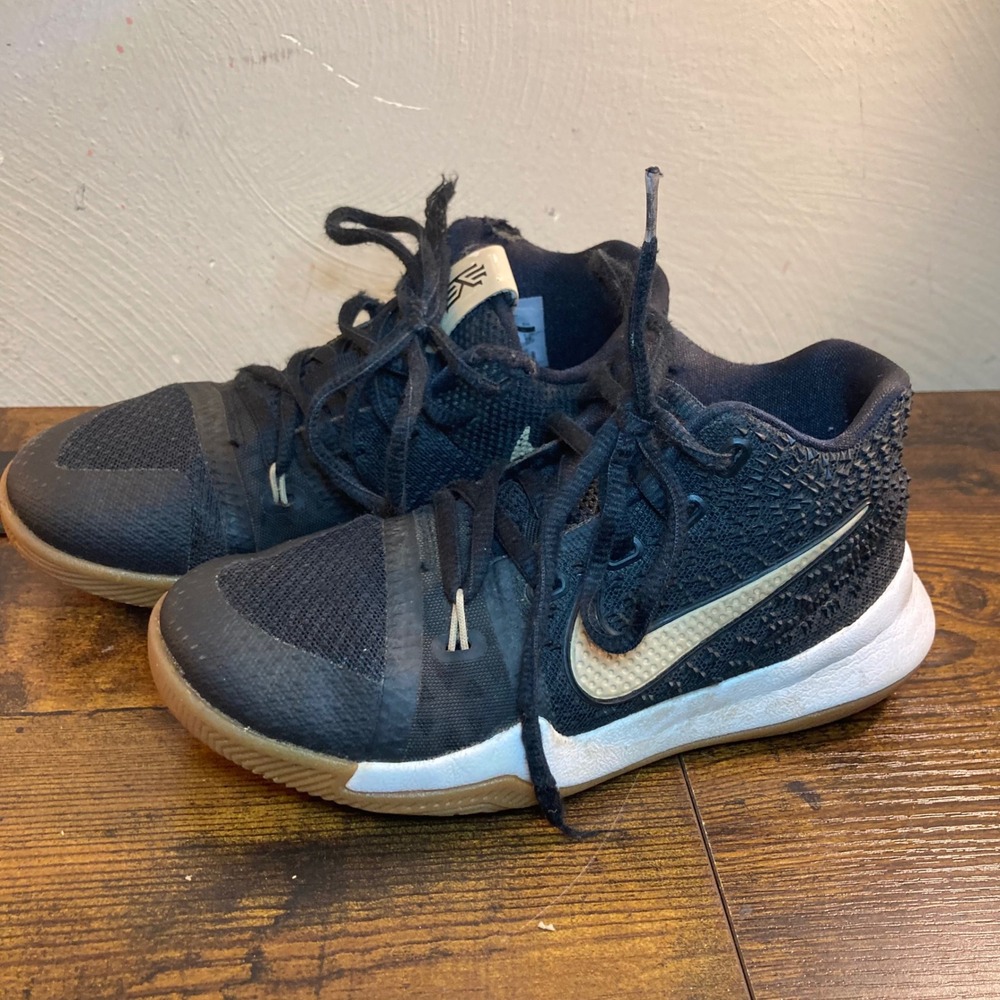 Nike Kyrie 3 III Kids Size 13C Boys Basketball Shoes Black Linen Tan Brown Gum